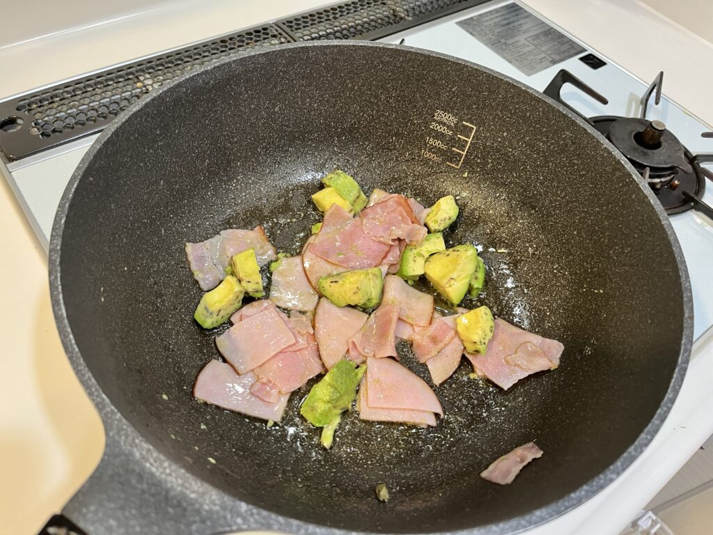 【意外とご飯にあう】アボカドベーコンエッグ丼 リュウジのバズレシピメモ【作り方・コツ・感想】 It's a piece of cake